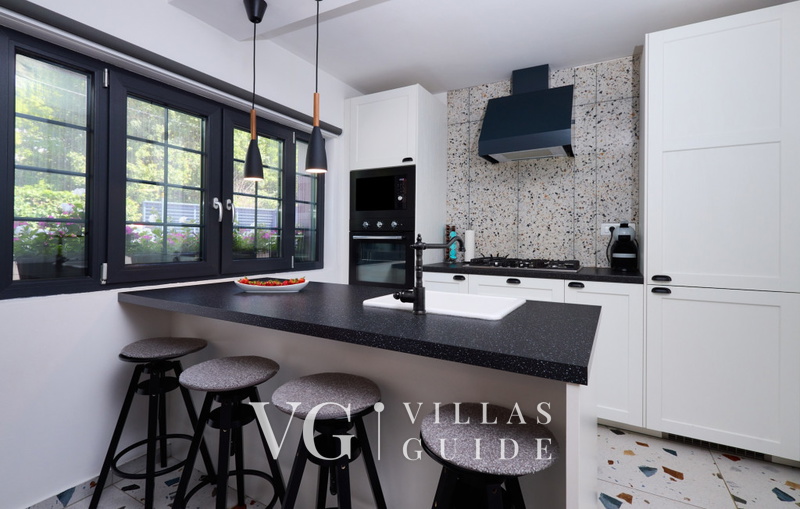 Villa Robinia Hill Residence