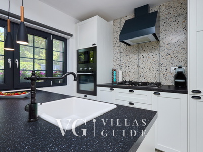 Villa Robinia Hill Residence