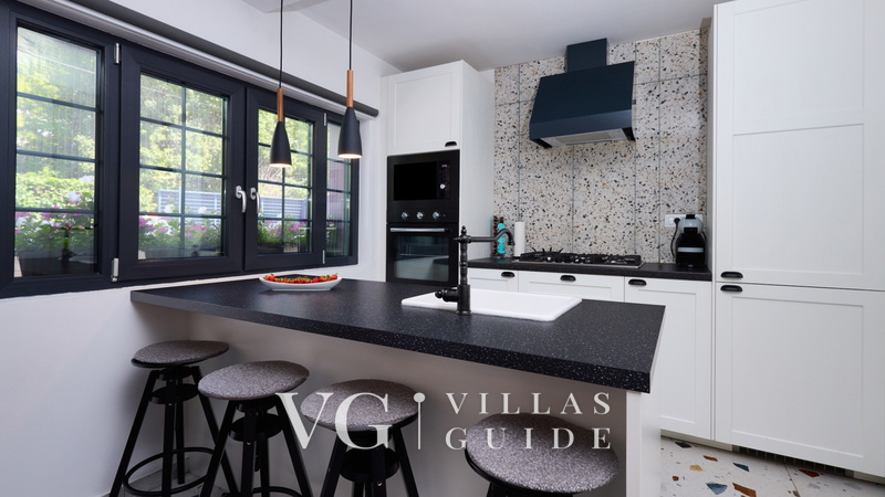 Villa Robinia Hill Residence