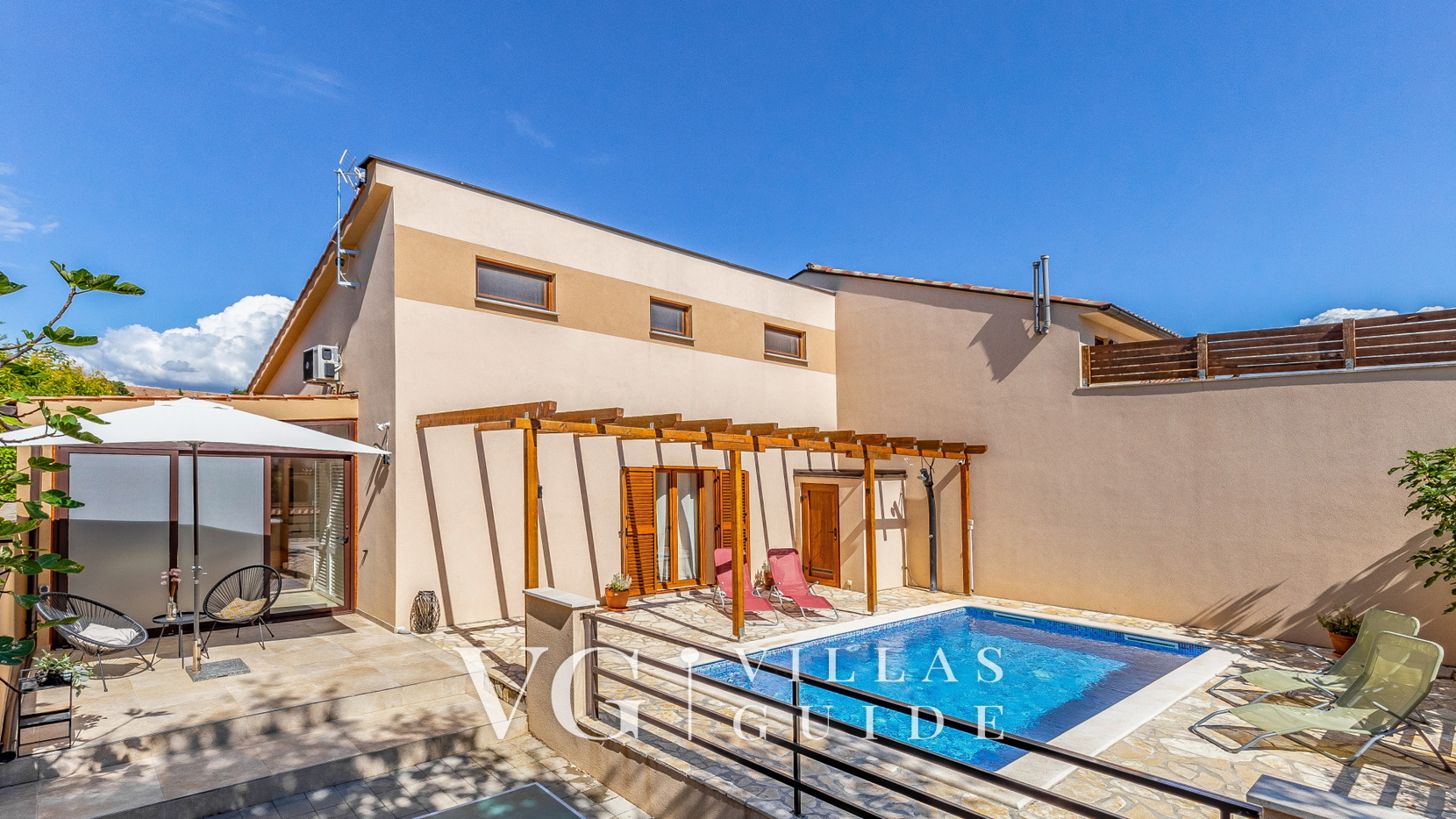 Villa Lona Garden and property exterior