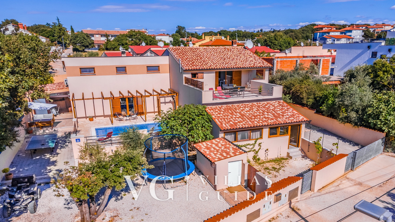 Villa Lona Garden and property exterior