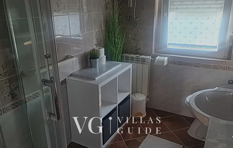 Villa Lara with pool&whirpool&pet friendly&100m from the sea- Rab Badezimmer