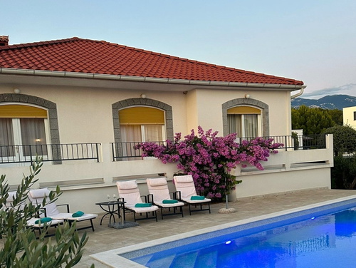Villa Lara with pool&whirpool&pet friendly&100m from the sea- Rab