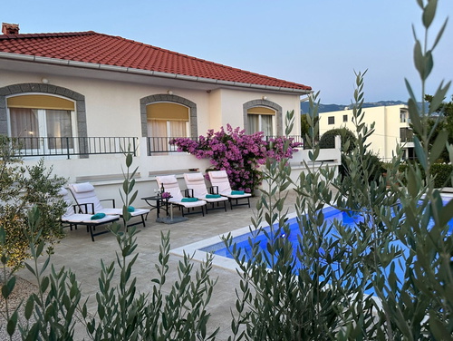 Villa Lara with pool&whirpool&pet friendly&100m from the sea- Rab