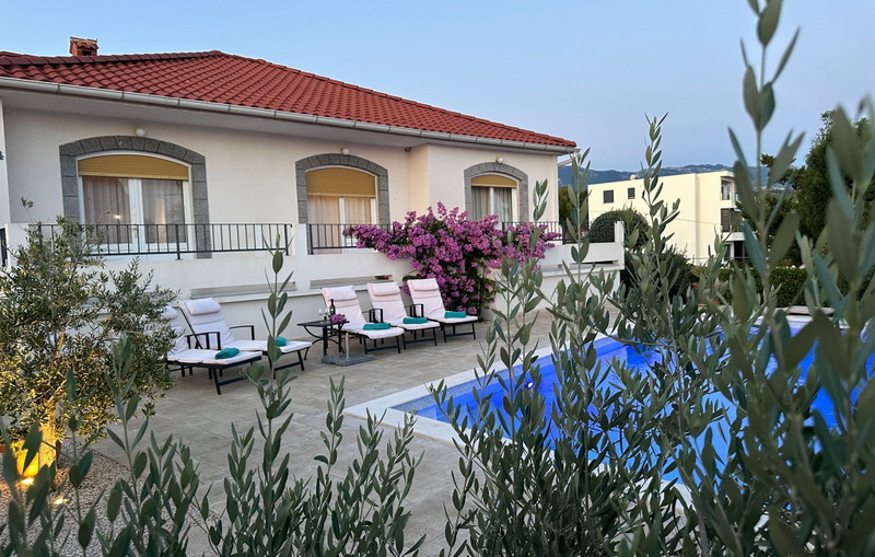 Villa Lara with pool&whirpool&pet friendly&100m from the sea- Rab