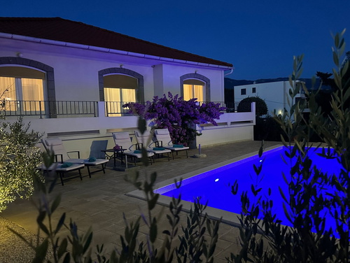 Villa Lara with pool&whirpool&pet friendly&100m from the sea- Rab