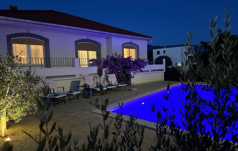 Villa Lara with pool&whirpool&pet friendly&100m from the sea- Rab
