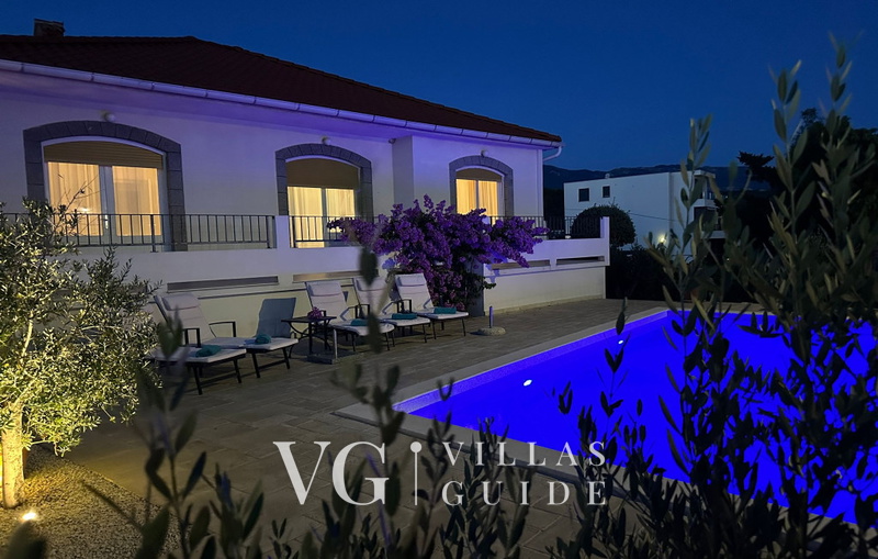 Villa Lara with pool&whirpool&pet friendly&100m from the sea- Rab