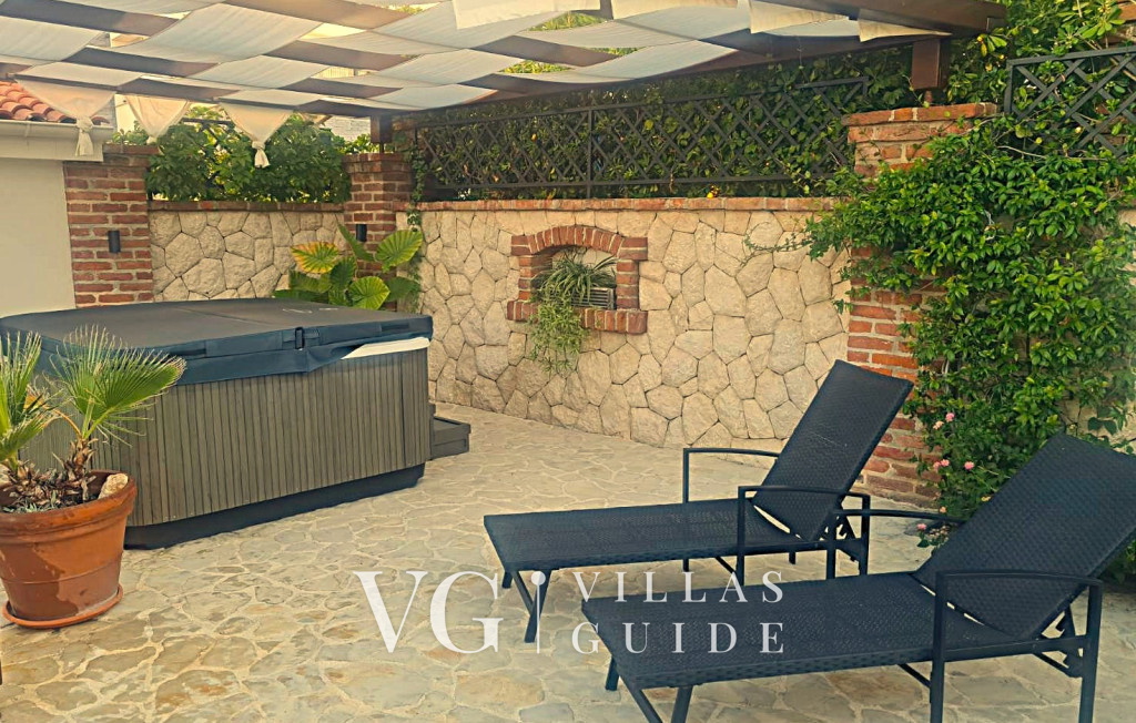 Villa Lara with pool&whirpool&pet friendly&100m from the sea- Rab Garten und Außenbereich