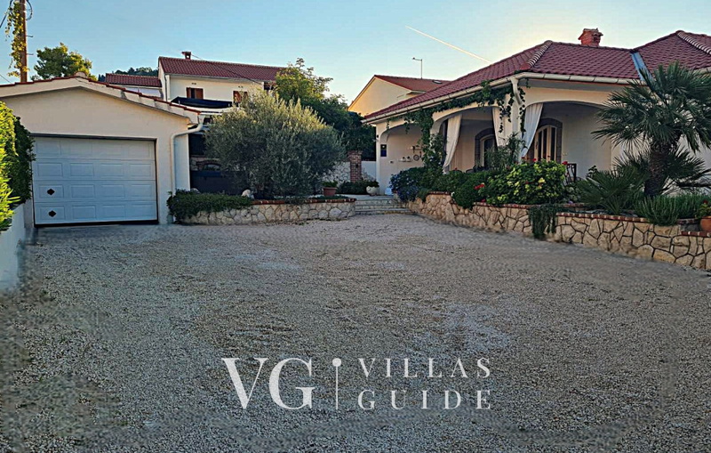 Villa Lara with pool&whirpool&pet friendly&100m from the sea- Rab Garten und Außenbereich