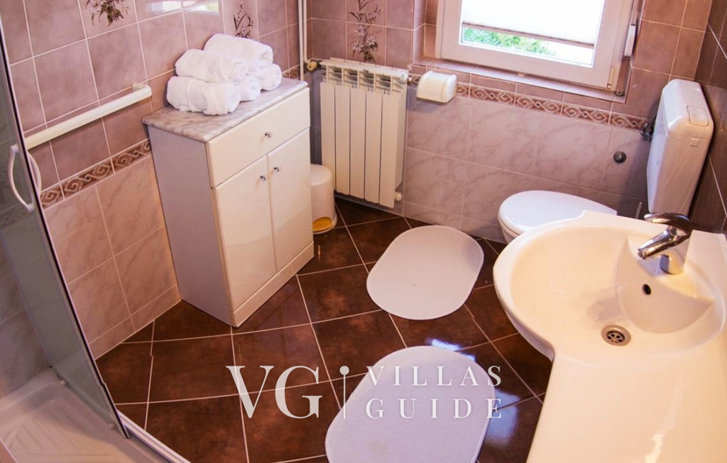 Villa Lara with pool&whirpool&pet friendly&100m from the sea- Rab Badezimmer