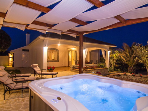 Villa Lara with pool&whirpool&pet friendly&100m from the sea- Rab