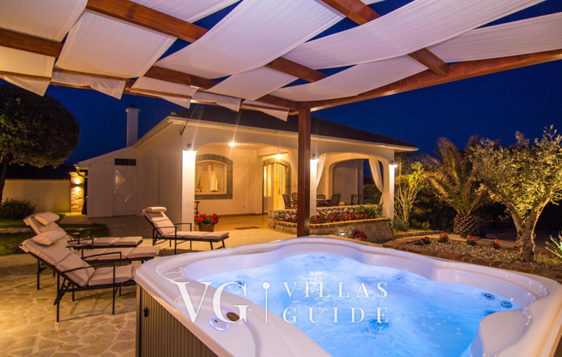 Villa Lara with pool&whirpool&pet friendly&100m from the sea- Rab