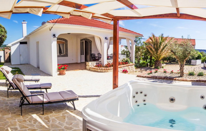 Villa Lara with pool&whirpool&pet friendly&100m from the sea- Rab