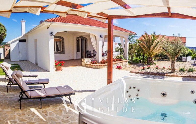 Villa Lara with pool&whirpool&pet friendly&100m from the sea- Rab wellness