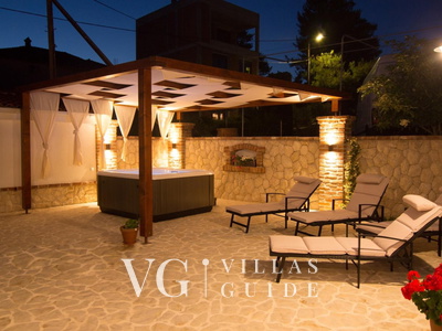 Villa Lara with pool&whirpool&pet friendly&100m from the sea- Rab