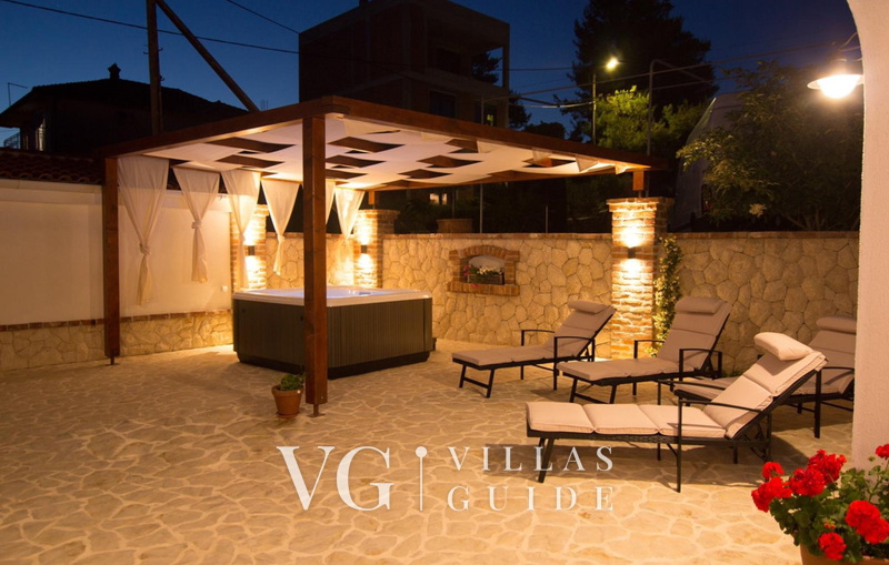 Villa Lara with pool&whirpool&pet friendly&100m from the sea- Rab