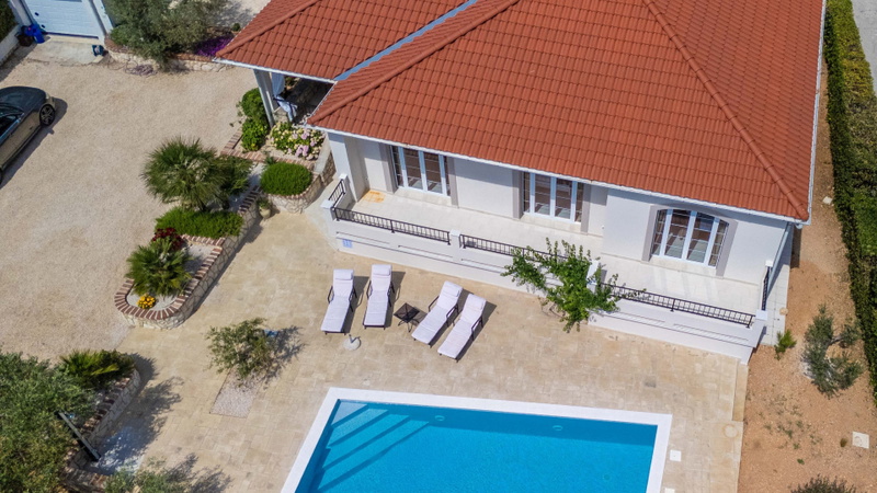 Villa Lara with pool&whirpool&pet friendly&100m from the sea- Rab