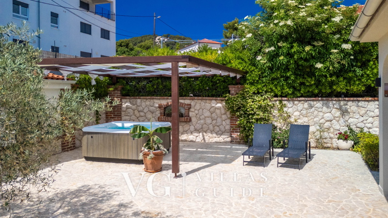 Villa Lara with pool&whirpool&pet friendly&100m from the sea- Rab wellness
