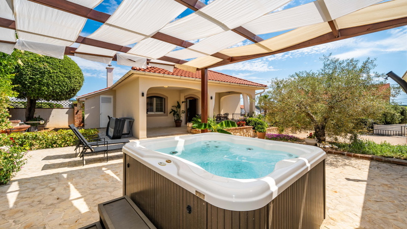 Villa Lara with pool&whirpool&pet friendly&100m from the sea- Rab