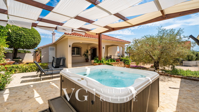 Villa Lara with pool&whirpool&pet friendly&100m from the sea- Rab