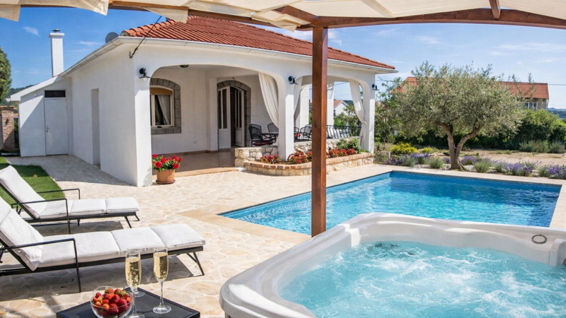 Villa Lara with pool&whirpool&pet friendly&100m from the sea- Rab