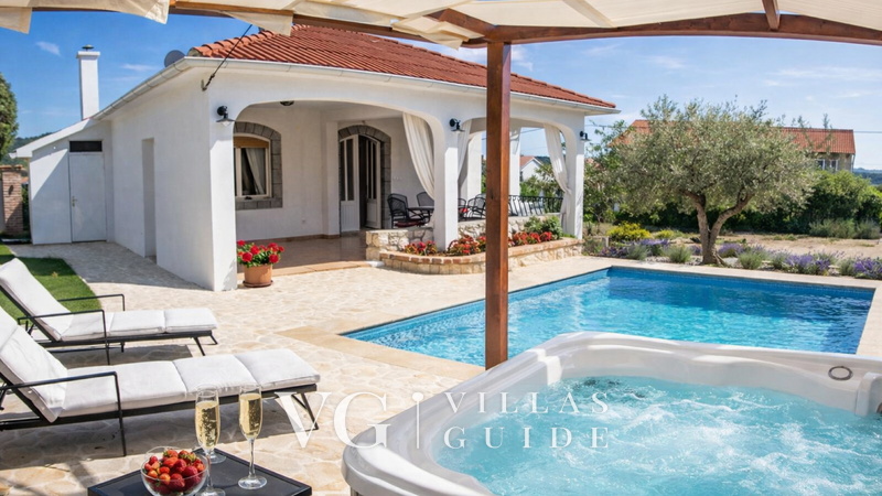 Villa Lara with pool&whirpool&pet friendly&100m from the sea- Rab Garten und Außenbereich