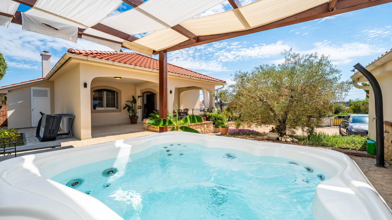 Villa Lara with pool&whirpool&pet friendly&100m from the sea- Rab