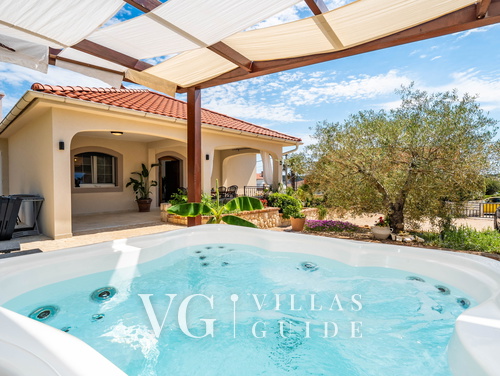 Villa Lara with pool&whirpool&pet friendly&100m from the sea- Rab