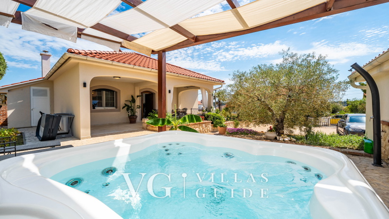Villa Lara with pool&whirpool&pet friendly&100m from the sea- Rab
