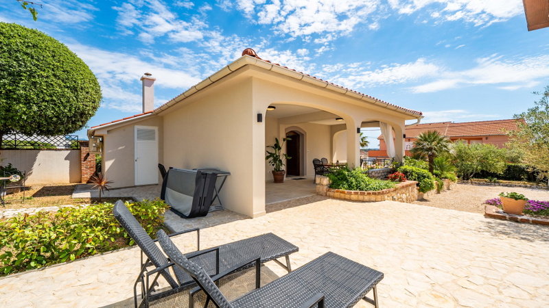 Villa Lara with pool&whirpool&pet friendly&100m from the sea- Rab