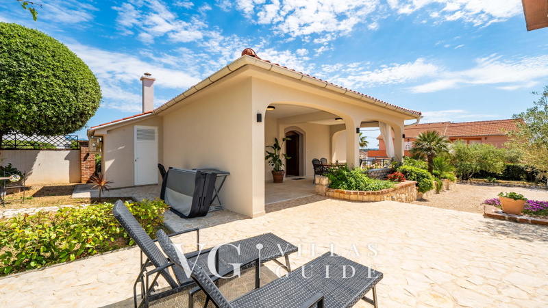 Villa Lara with pool&whirpool&pet friendly&100m from the sea- Rab Dvorište i vanjski dio objekta