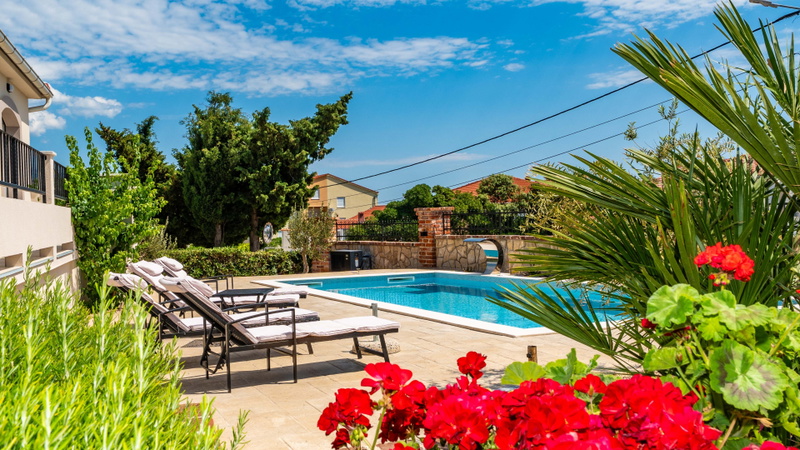 Villa Lara with pool&whirpool&pet friendly&100m from the sea- Rab