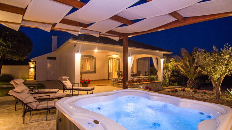 Villa Lara with pool&whirpool&pet friendly&100m from the sea- Rab