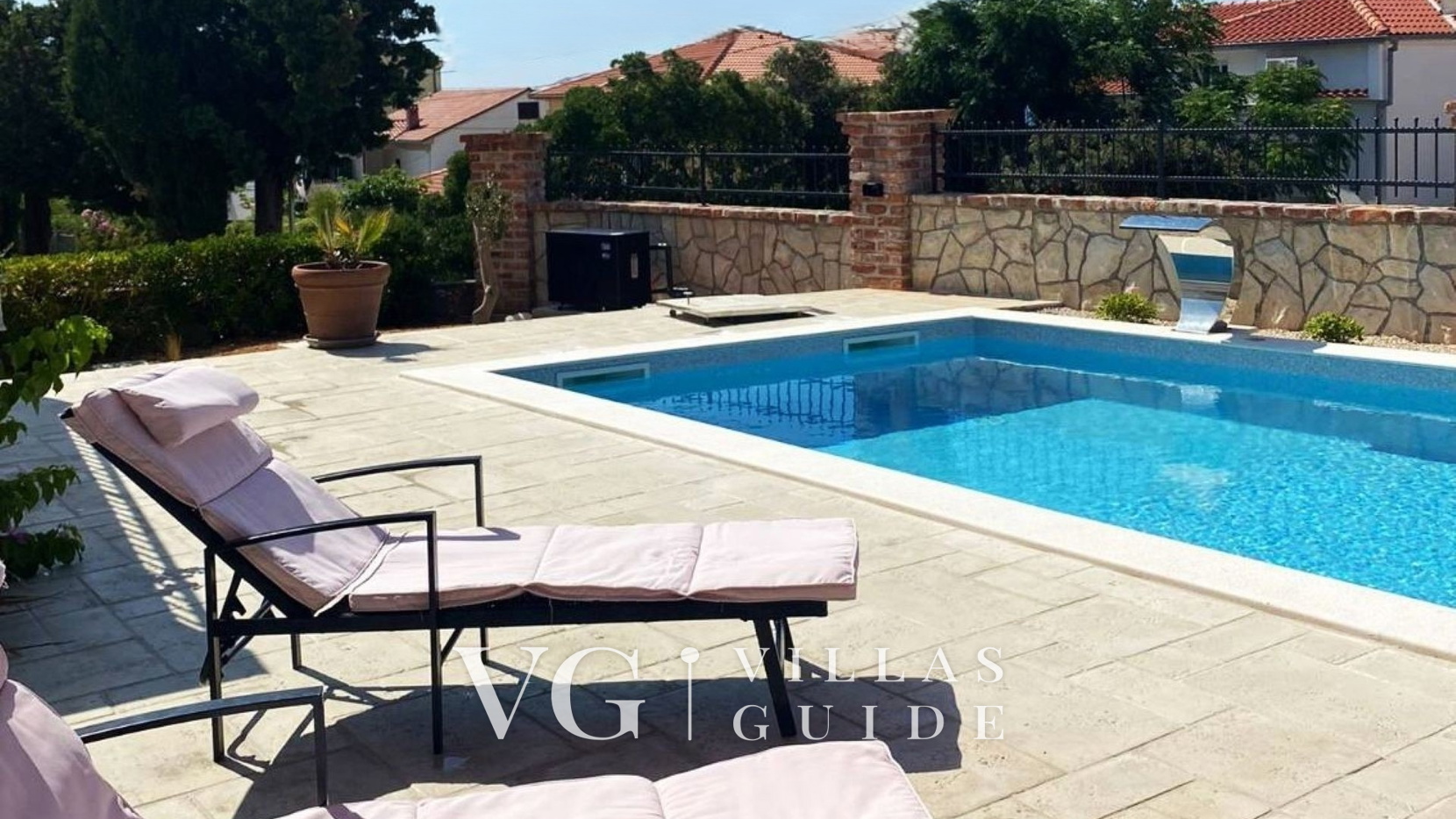 Villa Lara with pool&whirpool&pet friendly&100m from the sea- Rab