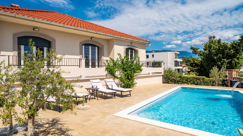 Villa Lara with pool&whirpool&pet friendly&100m from the sea- Rab