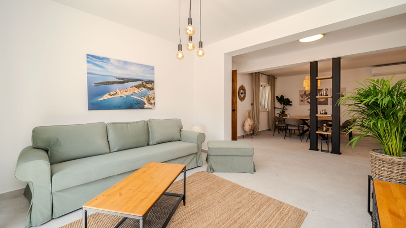 Villa Lara with pool&whirpool&pet friendly&100m from the sea- Rab