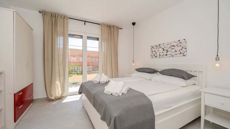 Villa Lara with pool&whirpool&pet friendly&100m from the sea- Rab
