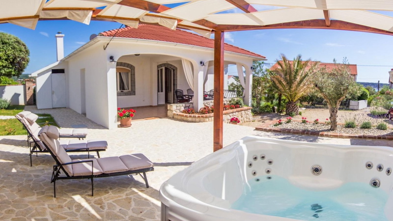 Villa Lara with pool&whirpool&pet friendly&100m from the sea- Rab