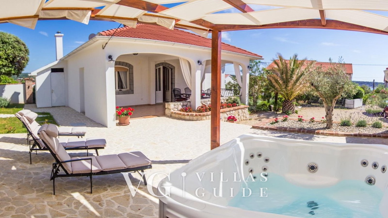 Villa Lara with pool&whirpool&pet friendly&100m from the sea- Rab wellness