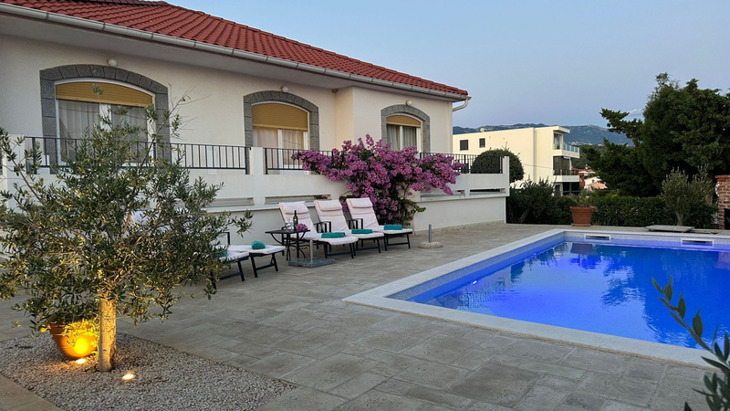 Villa Lara with pool&whirpool&pet friendly&100m from the sea- Rab