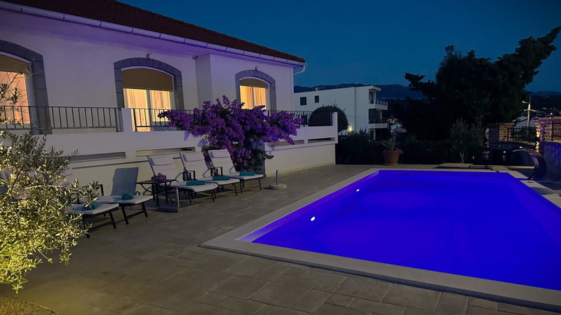 Villa Lara with pool&whirpool&pet friendly&100m from the sea- Rab