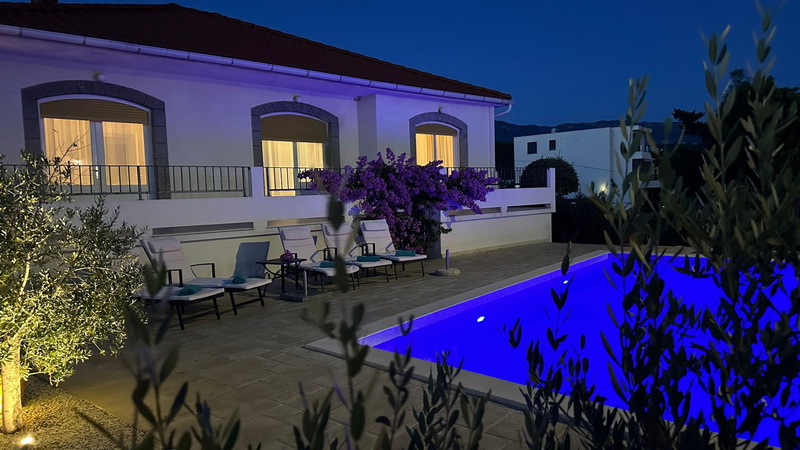 Villa Lara with pool&whirpool&pet friendly&100m from the sea- Rab