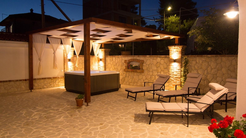 Villa Lara with pool&whirpool&pet friendly&100m from the sea- Rab