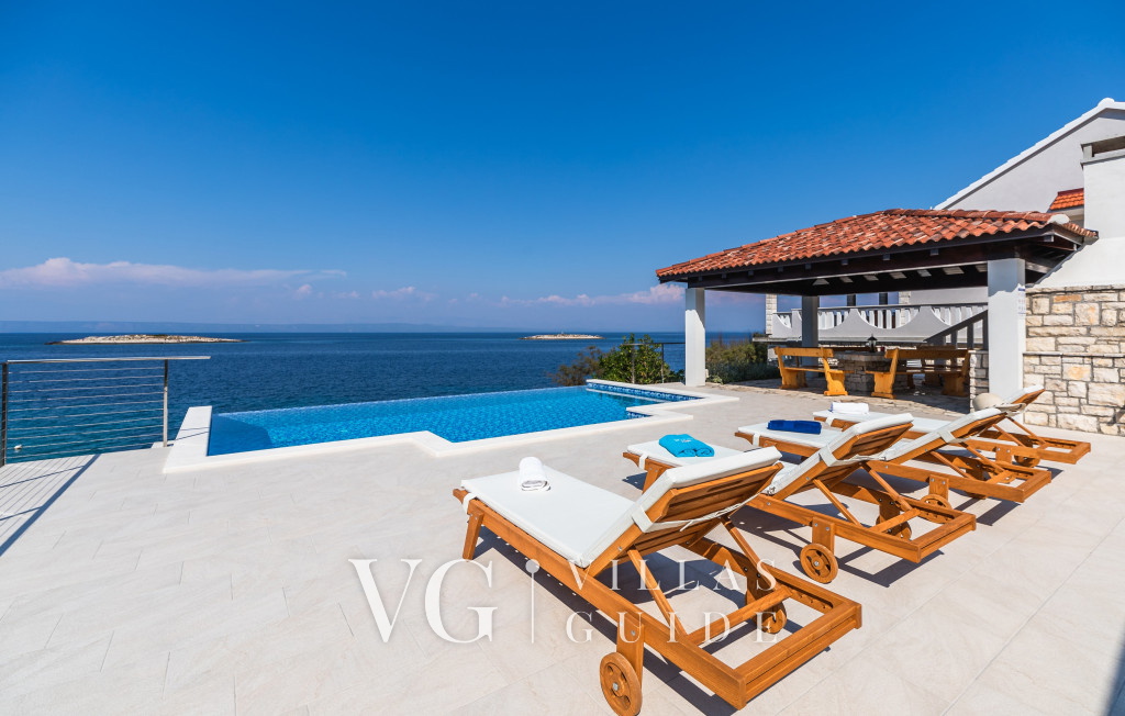 Seafront Villa Mijo Bazen