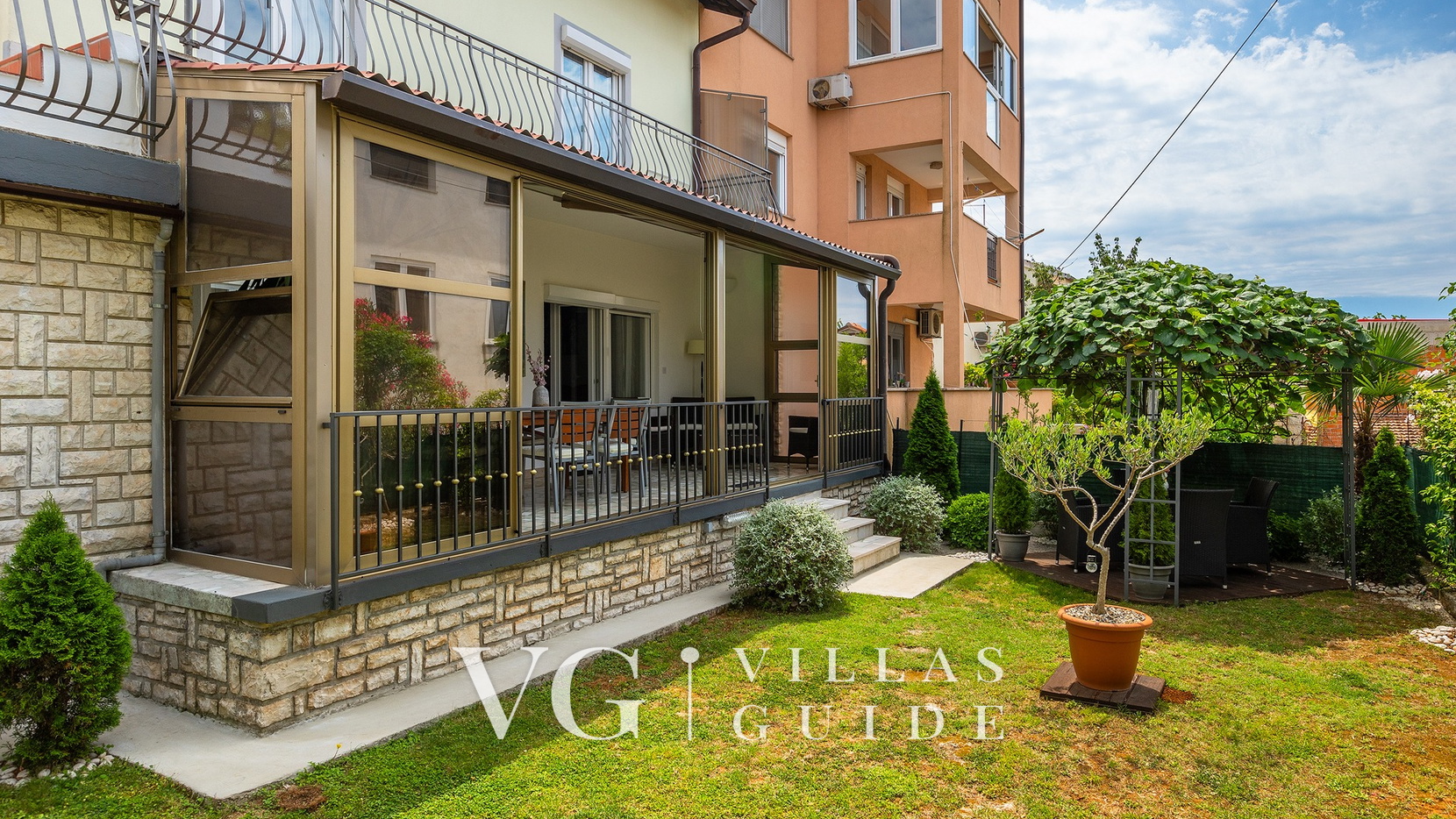 Villa Elida Garden and property exterior