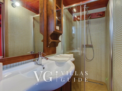 Villa Victoria beachfront&pool &petfriendly Kupaonica