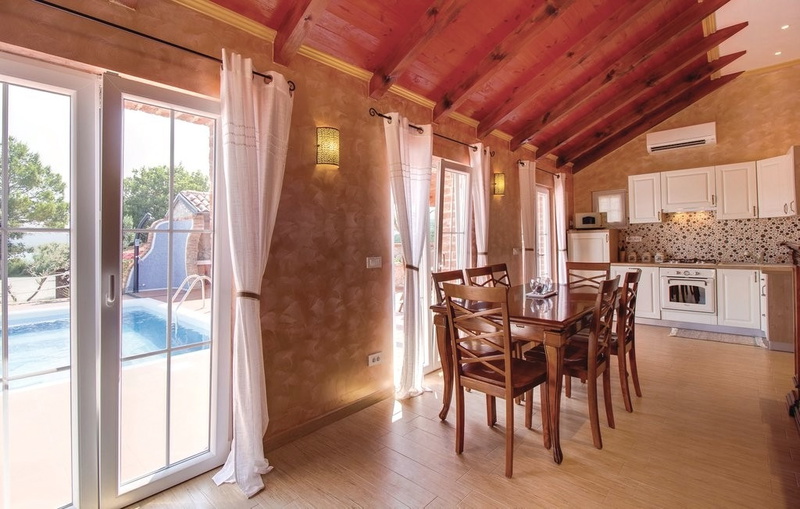 Villa Victoria beachfront&pool &petfriendly