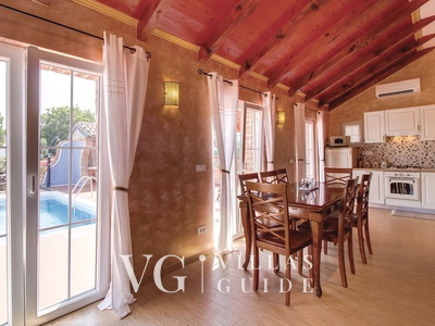 Villa Victoria beachfront&pool &petfriendly