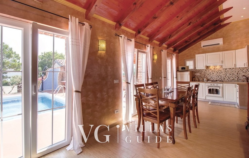 Villa Victoria beachfront&pool &petfriendly